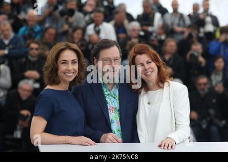 CANNES, FRANCE - MAI 14 l'actrice Siobhan Fallon Hogan, l'actrice Sofie Grabol, le réalisateur Lars von Trier et l'acteur Matt Dillon assistent à la séance photo de la « Maison que Jack a construite » lors du Festival de Cannes 71st au Palais des Festivals sur 14 mai 2018 à Cannes, en France. Banque D'Images