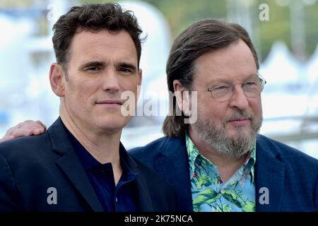 La Maison que Jack a construite" Photocall - le Festival annuel du film de Cannes 71st CANNES, FRANCE - MAI 14: L'acteur Matt Dillon (L) et le réalisateur Lars von Trèves assistent à la séance photo de la « Maison que Jack a construite » lors du Festival annuel de Cannes 71st au Palais des Festivals sur 14 mai 2018 à Cannes, en France. Banque D'Images