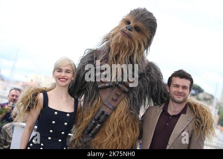 Emilia Clarke, Chewbacca et Alden Ehrenreich participent au photocall for Solo: A Star Wars Story lors du Festival annuel du film de Cannes 71st. Banque D'Images