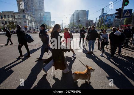 Kiev, Ukraine. 17th octobre 2022. Les gens marchent près du site de l'explosion à la suite d'une attaque de drone, que les autorités locales considèrent comme des véhicules aériens sans pilote de fabrication iranienne (UAV) Shahed-136, dans le centre de Kiev. Au moins quatre personnes ont été tuées à la suite d’une attaque par drone sur un immeuble résidentiel de Kiev. (Photo par Oleksii Chumachenko/SOPA Images/Sipa USA) crédit: SIPA USA/Alay Live News Banque D'Images