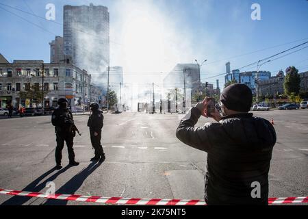 Kiev, Ukraine. 17th octobre 2022. Un homme prend une photo sur le site de l'explosion à la suite d'une attaque par drone, que les autorités locales considèrent comme des véhicules aériens sans pilote de fabrication iranienne (UAV) Shahed-136, dans le centre de Kiev. Au moins quatre personnes ont été tuées à la suite d’une attaque par drone sur un immeuble résidentiel de Kiev. (Photo par Oleksii Chumachenko/SOPA Images/Sipa USA) crédit: SIPA USA/Alay Live News Banque D'Images