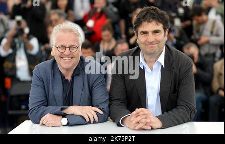 Le député européen Daniel Cohn-Bendit (L) et le réalisateur français Romain Goupil posent sur 16 mai 2018 lors d'une séance photo pour le film "sur la route en France (la Traversee)" lors de l'édition 71st du Festival de Cannes, dans le sud de la France. Banque D'Images