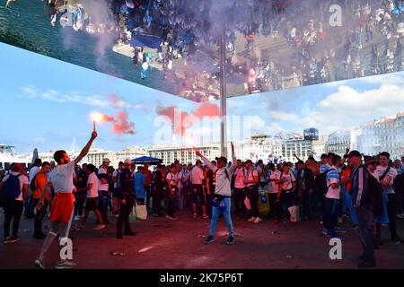 Les fans de Marseille à Marseille avant le match ©PHOTOPQR/LA PROVENCE ; football : Europa League (Ligue Europa) UEFA finale entre l'Olympique de Marseille (OM) et l'Atlético de Madrid à Décines Charpieu. Ambiance à Marseille ici les supporters se assemblent sous l'ombrière du Vieux Port dès le matin. Fumigènes Banque D'Images