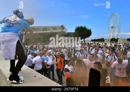 Les fans de Marseille à Marseille avant le match ©PHOTOPQR/LA PROVENCE ; football : Europa League (Ligue Europa) UEFA finale entre l'Olympique de Marseille (OM) et l'Atlético de Madrid à Décines Charpieu. Ambiance à Marseille ici rassemblement de supporters sur le parvis du J4 Banque D'Images