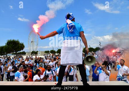 Les fans de Marseille à Marseille avant le match ©PHOTOPQR/LA PROVENCE ; football : Europa League (Ligue Europa) UEFA finale entre l'Olympique de Marseille (OM) et l'Atlético de Madrid à Décines Charpieu. Ambiance à Marseille ici rassemblement de supporters sur le parvis du J4 Banque D'Images