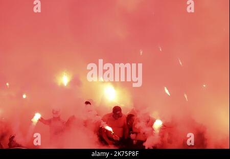 Le Club Atletico de Madrid a des éclaires lumineuses avant le début du dernier match de football de l'UEFA Europa League entre l'Olympique de Marseille et le Club Atletico de Madrid au stade Groupama de Decines-Charpieu, près de Lyon, France, 16 mai 2018. MISE À JOUR DES IMAGES PRESSE/Isabella Bonotto Banque D'Images