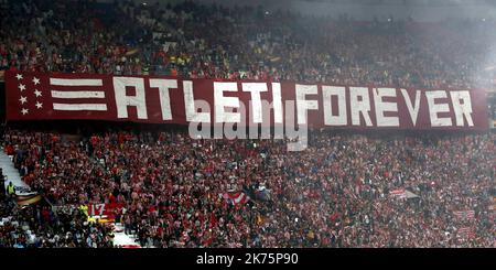 Les fans du Club Atletico de Madrid attendent le début du match de football final de l'UEFA Europa League entre l'Olympique de Marseille et le Club Atletico de Madrid au stade Groupama de Decines-Charpieu, près de Lyon, France, 16 mai 2018. MISE À JOUR DES IMAGES PRESSE/Isabella Bonotto Banque D'Images