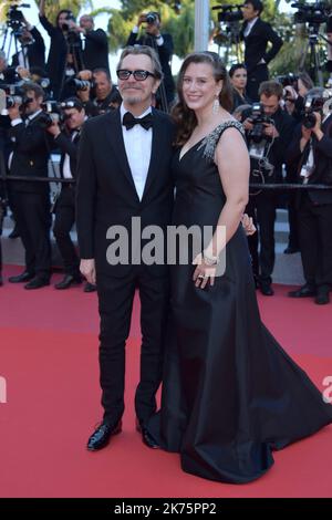 Gary Oldman et son épouse Gisele Schmidt assistent à la projection de 'Capharnaism' lors du Festival annuel du film de Cannes 71st au Palais des Festivals sur 17 mai 2018 Banque D'Images