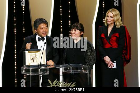 Le réalisateur japonais Hirokazu Kore-EDA pose sur scène avec l'actrice australienne et président du jury Cate Blanchett après avoir été récompensé avec la Palme d'Or pour le film 'Shooliters (Manbiki Kazoku)' sur 19 mai 2018 lors de la cérémonie de clôture de l'édition 71st du Festival de Cannes, Sud de la France. Festival annuel du film de Cannes 71st à Cannes, France, mai 2018. Le festival du film se déroulera du 8 au 19 mai. Banque D'Images