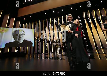 Cénémonie de cloture du 71 Festival du film de Cannes au palais des festivals de Cannes le samedi 19 mai 2018. Le cinéaste Fabrice Aragno reçoit un prix spécial Palme d'Or au nom du réalisateur Jean-Luc Godard pour son film « le livre d'image » (le livre d'image) lors de la cérémonie de clôture du Festival annuel du film de Cannes 71st au Palais des Festivals sur 19 mai 2018 à Cannes, France. Festival annuel du film de Cannes 71st à Cannes, France, mai 2018. Le festival du film se déroulera du 8 au 19 mai. Banque D'Images