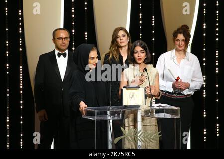 L'actrice iranienne et fille de Jafar Panahi Solmaz Panahi (2ndL) et l'acteur iranien et fils de Jafar Panahi Panah Panahi (L) posent sur scène avec le réalisateur français et membre du jury du long métrage Robert Guediguian (2ndR) et l'actrice franco-italienne Chiara Mastroianni après avoir reçu le meilleur prix Screenplay Le film '3 faces (se Rokh)' au nom de leur père le réalisateur iranien Jafar Panahi sur 19 mai 2018 lors de la cérémonie de clôture de l'édition 71st du Festival de Cannes à Cannes, dans le sud de la France. Festival annuel du film de Cannes 71st à Cannes, France, mai 2018. Le film festi Banque D'Images