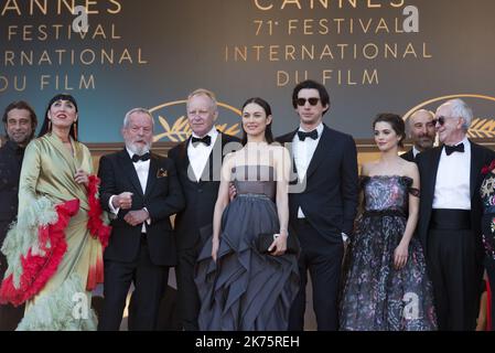 L'acteur espagnol Jordi Molla, l'actrice espagnole Rossy de Palma, le réalisateur américano-britannique Terry Gilliam, l'acteur suédois Stellan Skarsgard, l'actrice franco-ukrainienne Olga Kurylenko, l'acteur américain Adam Driver, l'actrice portugaise Joana Ribeiro, l'acteur britannique Jonathan Pryce pose à leur arrivée sur 19 mai, 2018 pour la cérémonie de clôture et la projection du film "l'homme qui a tué Don Quichotte" lors de l'édition 71st du Festival de Cannes, dans le sud de la France. Banque D'Images