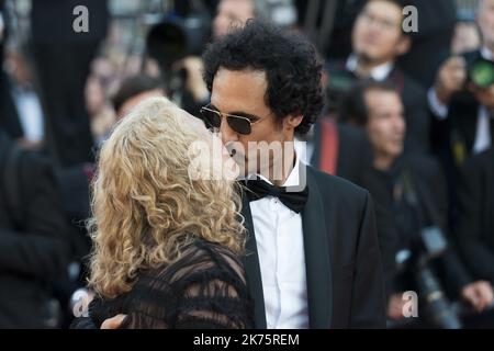 L'actrice suédoise Eva Melander (L) et le réalisateur iranien Ali Abbasi posent alors qu'ils arrivent à 19 mai 2018 pour la cérémonie de clôture et la projection du film "l'homme qui a tué Don Quichotte" lors de l'édition 71st du Festival de Cannes, dans le sud de la France. Banque D'Images