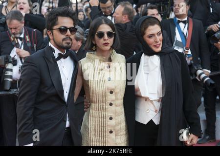 L'actrice iranienne Behnaz Jafari (R) et l'actrice iranienne et fille de Jafar Panahi, Solmaz Panahi (C) posent à leur arrivée sur 19 mai, 2018 pour la cérémonie de clôture et la projection du film "l'homme qui a tué Don Quichotte" lors de l'édition 71st du Festival de Cannes, dans le sud de la France. Banque D'Images