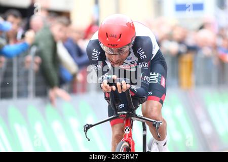 Tour de vélo Giro d'Italia 2018; étape 16 entre Trento et Rovereto sur 22 mai 2018 à Rovereto, Italie; Rohan Dennis (Aus) BMC Racing Team gagne la scène; Simon Yates (GBR) Mitchelton-Scott reste leader avec le maillot rose. Photo : Fabio Aru (ITA) Emirats de l'équipe des Émirats Arabes Unis. © Pierre Teyssot / Maxppp Banque D'Images