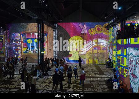 Exposition inaugurale qui rend hommage à l'artiste autrichien Gustav Klimt à l'atelier des Lumières à Paris, France, 30 mai 2018. L'atelier de Lumières a ouvert ses portes au public le 13 avril 2018 et tiendra des expositions immersives monumentales. Grâce à 120 projecteurs vidéo et un système audio spatialisé, l'équipement multimédia unique couvre une surface totale de 3 300 m2, allant du sol au plafond et sur les murs jusqu'à dix mètres de haut. Banque D'Images