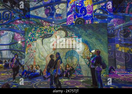 Exposition inaugurale qui rend hommage à l'artiste autrichien Gustav Klimt à l'atelier des Lumières à Paris, France, 30 mai 2018. L'atelier de Lumières a ouvert ses portes au public le 13 avril 2018 et tiendra des expositions immersives monumentales. Grâce à 120 projecteurs vidéo et un système audio spatialisé, l'équipement multimédia unique couvre une surface totale de 3 300 m2, allant du sol au plafond et sur les murs jusqu'à dix mètres de haut. Banque D'Images