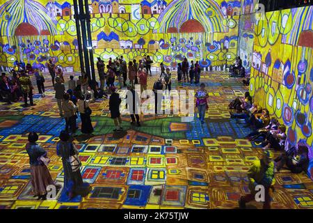 Exposition inaugurale qui rend hommage à l'artiste autrichien Gustav Klimt à l'atelier des Lumières à Paris, France, 30 mai 2018. L'atelier de Lumières a ouvert ses portes au public le 13 avril 2018 et tiendra des expositions immersives monumentales. Grâce à 120 projecteurs vidéo et un système audio spatialisé, l'équipement multimédia unique couvre une surface totale de 3 300 m2, allant du sol au plafond et sur les murs jusqu'à dix mètres de haut. Banque D'Images