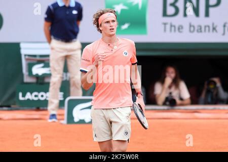 PARIS FRANCE - internationaux de France de tennis ROLAND GARROS 2018 / 1 juin 2018 - Français ouvert 2018 - hommes célibataires - 3rd tour - ALEXANDER ZVEREV (GER) vs DAMIR DZUMHUR (BIH) - Alexander ZVEREV (GER) vainqueur Banque D'Images