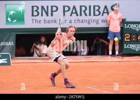 PARIS FRANCE - internationaux de France de tennis ROLAND GARROS 2018 / 1 juin 2018 - Français ouvert 2018 - hommes célibataires - 3rd tour - ALEXANDER ZVEREV (GER) vs DAMIR DZUMHUR (BIH) - Alexander ZVEREV (GER) vainqueur Banque D'Images
