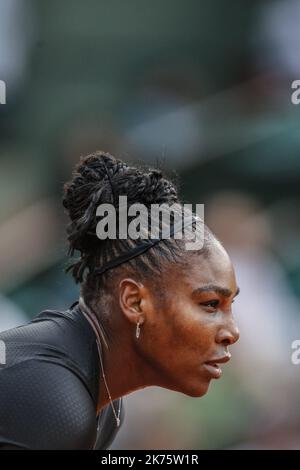 Serena Williams, des États-Unis, réagit contre Ashleigh Barty en Australie lors de leur deuxième tour de match féminin le cinquième jour du tournoi de tennis Roland Garros 2018 à Paris, en France. 31.05.2018 Banque D'Images