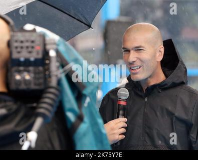 A l'initiative d'Adidas, un terrain de sport a été inauguré à Saint-Denis, à quelques centaines de mètres du Stade de France, par Zinedine Zidane et en présence de plusieurs champions du monde 98 (Laurent blanc, Robert pires, Fabien Barthez, Vincent Candela, Youri Djorkaeff, Lionel Charbonnier, Christian Karembeu, Alain Boghossian) Banque D'Images