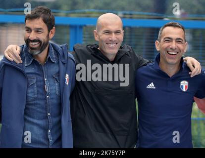 A l'initiative d'Adidas, un terrain de sport a été inauguré à Saint-Denis, à quelques centaines de mètres du Stade de France, par Zinedine Zidane et en présence de plusieurs champions du monde 98 (Laurent blanc, Robert pires, Fabien Barthez, Vincent Candela, Youri Djorkaeff, Lionel Charbonnier, Christian Karembeu, Alain Boghossian) Banque D'Images