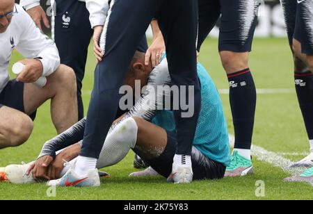 Le Kylian Mbappe de France est dans la douleur après un défi de l'équipe-partenaire Adil Rami lors de l'entraînement de l'équipe nationale au stade Glebovets d'Istra Banque D'Images