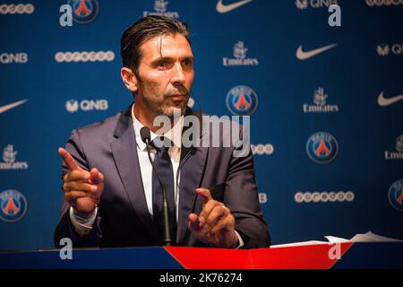 Aurélien Morissard / IP3; Conférence de presse présentant le nouveau joueur de Paris Saint Germain (PSG), ancien Juventus et gardien de but italien Gianluigi Buffon, à Paris, sur 9 juillet 2018. Banque D'Images