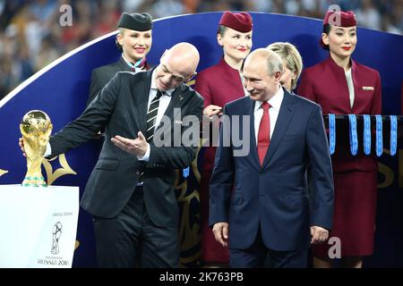 Coupe du monde de la FIFA Russie 2018, finale du match de football France contre Croatie, la France est le nouveau champion du monde. La France a remporté la coupe du monde pour la deuxième fois 4-2 contre la Croatie. Photo : à gauche, Gianni Infantino, président de la FIFA et président russe, Vladimir Poutine © Pierre Teyssot / Maxppp Banque D'Images