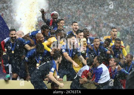 Coupe du monde de la FIFA Russie 2018, finale du match de football France contre Croatie, la France est le nouveau champion du monde. La France a remporté la coupe du monde pour la deuxième fois 4-2 contre la Croatie. Photo : des joueurs français s'exultent avec le Trophée © Pierre Teyssot / Maxppp Banque D'Images