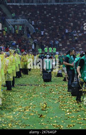 Coupe du monde de la FIFA Russie 2018, finale du match de football France contre Croatie, la France est le nouveau champion du monde. La France a remporté la coupe du monde pour la deuxième fois 4-2 contre la Croatie. Photo : les photographes quittent la couverture du stade d'or Banque D'Images