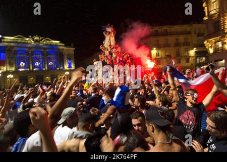 Les supporters français fêtent après que l'équipe nationale française a remporté la finale de la coupe du monde 2018 sur 15 juillet 2018.Guillaume Bonnefont/IP3, Montpellier, France le 15 juillet 2018. Les Montpellierains fete la France le championnat du monde au mondial 2018 sur la place de la Comédie. Les Montpellierans célèbrent la France comme championne du monde lors de la coupe du monde 2018 sur la place de la Comédie. Banque D'Images