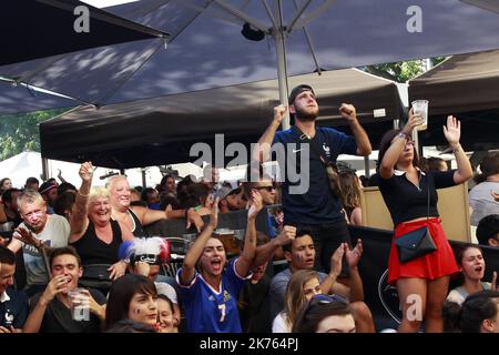 Les supporters français fêtent après que l'équipe nationale française a remporté la finale de la coupe du monde 2018 sur 15 juillet 2018.Guillaume Bonnefont/IP3, Montpellier, France le 15 juillet 2018. Des supporters regardent la finale de la coupe du monde de foot France croate sur une place du centre ville de Montpellier. Les supporters regardent la finale de la coupe du monde Soccer France Croatie sur une place dans le centre de Montpellier. Banque D'Images