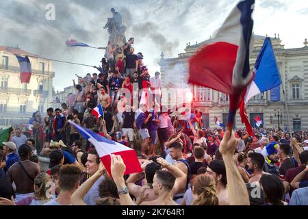 Les supporters français fêtent après que l'équipe nationale française a remporté la finale de la coupe du monde 2018 sur 15 juillet 2018.Guillaume Bonnefont/IP3, Montpellier, France le 15 juillet 2018. Les Montpellierains fete la France le championnat du monde au mondial 2018 sur la place de la Comédie. Les Montpellierans célèbrent la France comme championne du monde lors de la coupe du monde 2018 sur la place de la Comédie. Banque D'Images