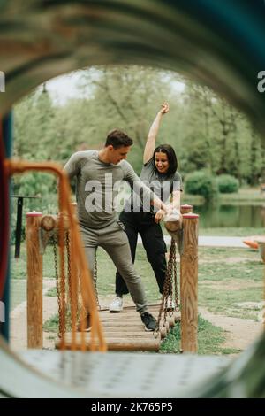 Beau couple s'amuser dans le parc sur les escaliers en bois Banque D'Images