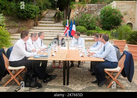 (G-D) Premier ministre britannique, conseiller aux affaires étrangères Olly Robbins, chef d'état-major du Premier ministre britannique Gavin Barwell, ambassadeur anglais en France Edward Llewellyn, première ministre britannique Theresa May, président français Emmanuel Macron, ambassadeur français britannique Jean-Pierre Jouyet, Conseiller diplomatique français junior Aurélien LeChevallier et conseiller français pour les affaires européennes et G20 Clément Beaune, rencontre au fort de Bregancon à Bormes-les-Mimosas, dans le sud de la France, sur 3 août 2018. May a réduit ses vacances pour la réunion à la retraite d'été présidentielle française. Banque D'Images