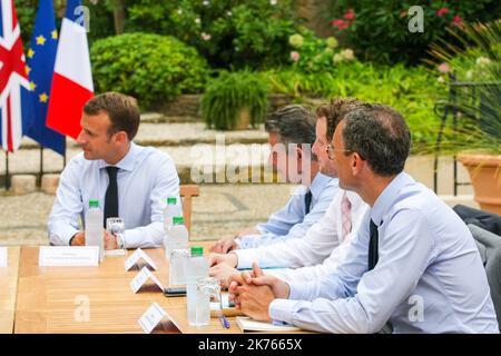 Le président français Emmanuel Macron, l'ambassadeur français de Grande-Bretagne Jean-Pierre Jouyet, le conseiller diplomatique junior français Aurélien LeChevallier et le conseiller français pour les affaires européennes et G20 Clément Beaune, se rencontrent au fort de Bregancon à Bormes-les-Mimosas, dans le sud de la France, sur 3 août 2018. May a réduit ses vacances pour la réunion à la retraite d'été présidentielle française Banque D'Images