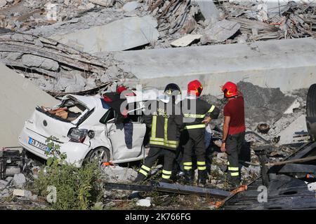 Un pont autoroutier s'est partiellement effondré près de Gênes en Italie. Au moins 30 personnes seraient mortes comme une grande partie du viaduc de Morandi sur lequel l'autoroute A10 s'est effondrée à Gênes mardi. Banque D'Images