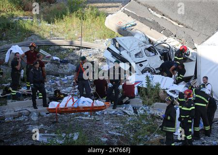 Un pont autoroutier s'est partiellement effondré près de Gênes en Italie. Au moins 30 personnes seraient mortes comme une grande partie du viaduc de Morandi sur lequel l'autoroute A10 s'est effondrée à Gênes mardi. Banque D'Images