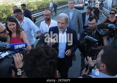 Un pont autoroutier s'est partiellement effondré près de Gênes en Italie. Au moins 30 personnes seraient mortes comme une grande partie du viaduc de Morandi sur lequel l'autoroute A10 s'est effondrée à Gênes mardi. Banque D'Images