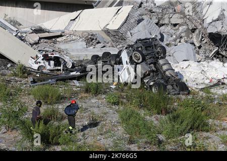 Un pont autoroutier s'est partiellement effondré près de Gênes en Italie. Au moins 30 personnes seraient mortes comme une grande partie du viaduc de Morandi sur lequel l'autoroute A10 s'est effondrée à Gênes mardi. Banque D'Images