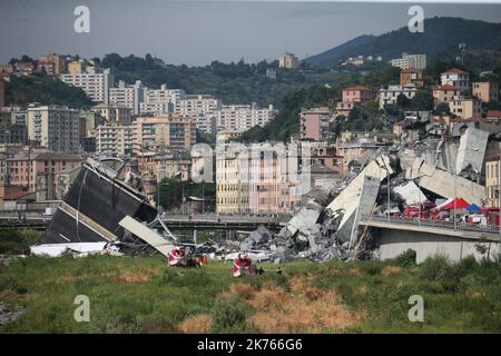 Un pont autoroutier s'est partiellement effondré près de Gênes en Italie. Au moins 30 personnes seraient mortes comme une grande partie du viaduc de Morandi sur lequel l'autoroute A10 s'est effondrée à Gênes mardi. Banque D'Images