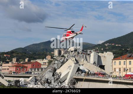 Un pont autoroutier s'est partiellement effondré près de Gênes en Italie. Au moins 30 personnes seraient mortes comme une grande partie du viaduc de Morandi sur lequel l'autoroute A10 s'est effondrée à Gênes mardi. Banque D'Images