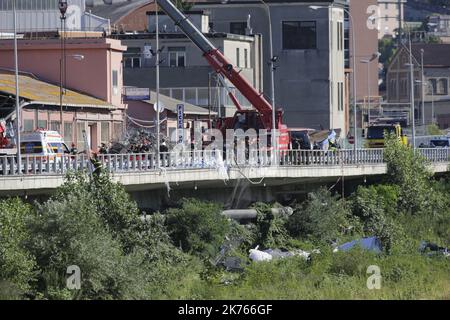 Des scènes révèlent l'étendue des dégâts après l'effondrement d'un pont autoroutier près de la ville italienne de Gênes. Le pont connu sous le nom de Ponte Morandi fait partie de l'autoroute A10 reliant la ville de Gênes à Savona et Ventimiglia s'est effondré mardi matin tuant et blessant de nombreuses personnes. Banque D'Images