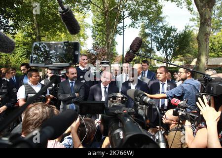 Le ministre français de l'intérieur, Gérard Collomb, s'adresse aux médias après qu'une Knifeman ait poignardé trois femmes à trappes, à Paris. Le knifeman a tué sa mère et sa sœur et a grièvement blessé une troisième femme avant d'être tuée par la police. Banque D'Images
