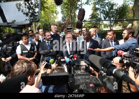 Le ministre français de l'intérieur, Gérard Collomb, s'adresse aux médias après qu'une Knifeman ait poignardé trois femmes à trappes, à Paris. Le knifeman a tué sa mère et sa sœur et a grièvement blessé une troisième femme avant d'être tuée par la police. Banque D'Images