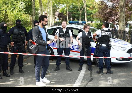 Le ministre français de l'intérieur, Gérard Collomb, s'adresse aux médias après qu'une Knifeman ait poignardé trois femmes à trappes, à Paris. Le knifeman a tué sa mère et sa sœur et a grièvement blessé une troisième femme avant d'être tuée par la police. Banque D'Images