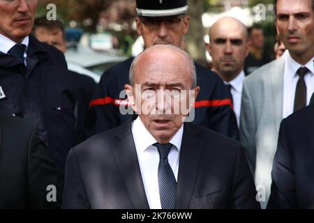 Le ministre français de l'intérieur, Gérard Collomb, s'adresse aux médias après qu'une Knifeman ait poignardé trois femmes à trappes, à Paris. Le knifeman a tué sa mère et sa sœur et a grièvement blessé une troisième femme avant d'être tuée par la police. Banque D'Images