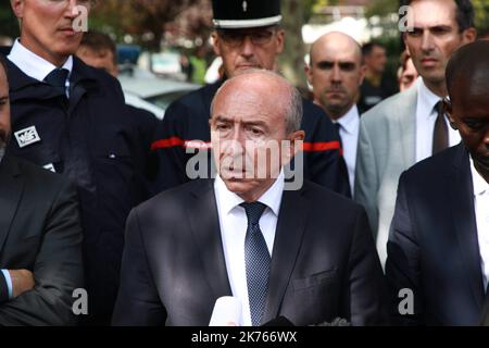 Le ministre français de l'intérieur, Gérard Collomb, s'adresse aux médias après qu'une Knifeman ait poignardé trois femmes à trappes, à Paris. Le knifeman a tué sa mère et sa sœur et a grièvement blessé une troisième femme avant d'être tuée par la police. Banque D'Images